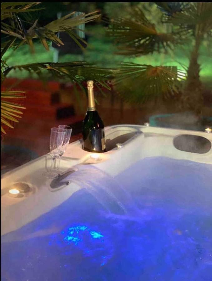 Appartamento Le Jacuzzi De Marie Ll Tourcoing Esterno foto